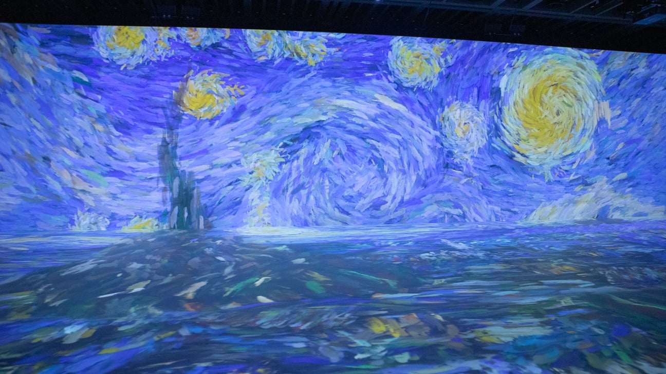 スクリーンに映し出された絵画