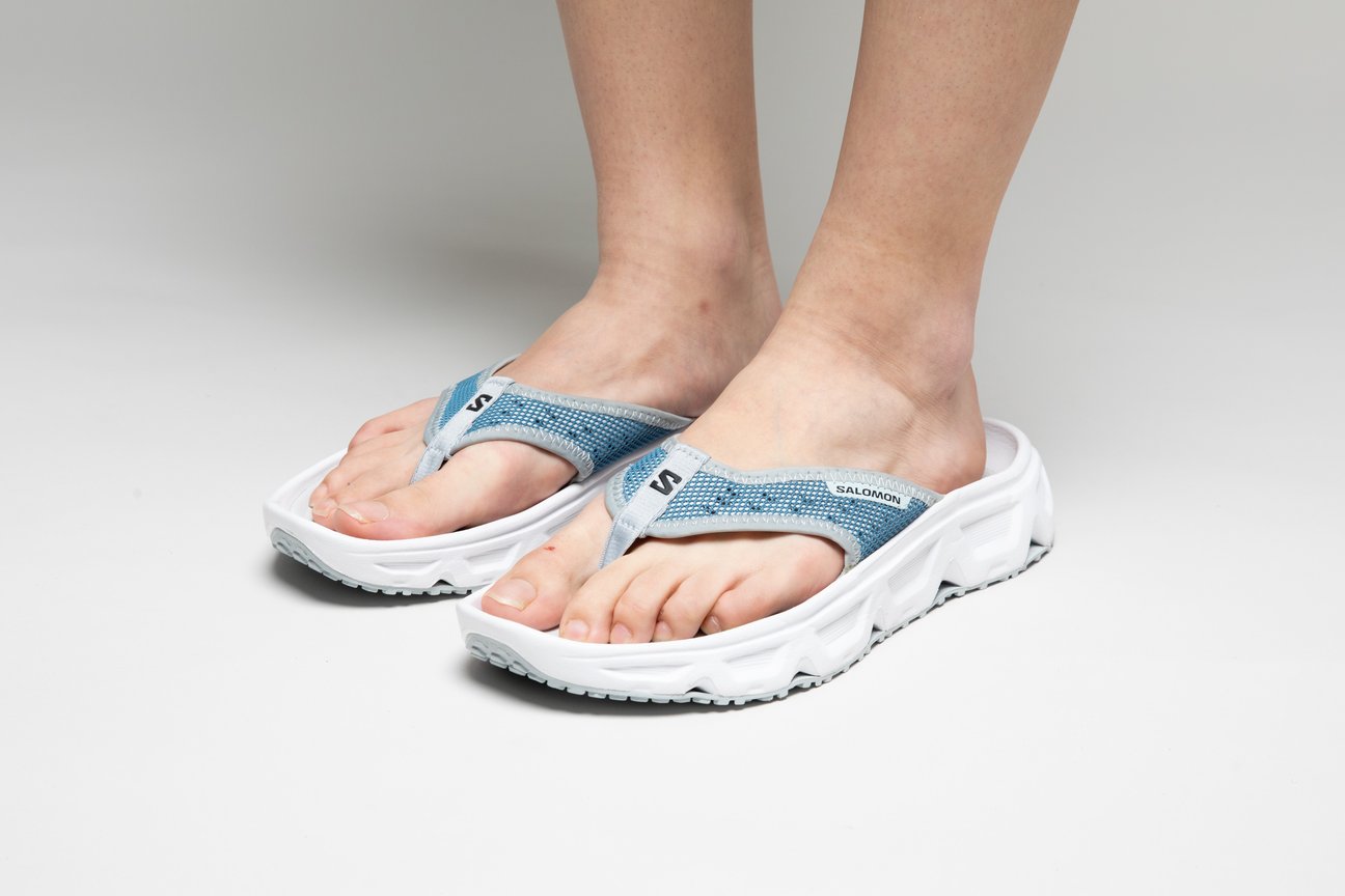 グレーのサンダルを履いた足