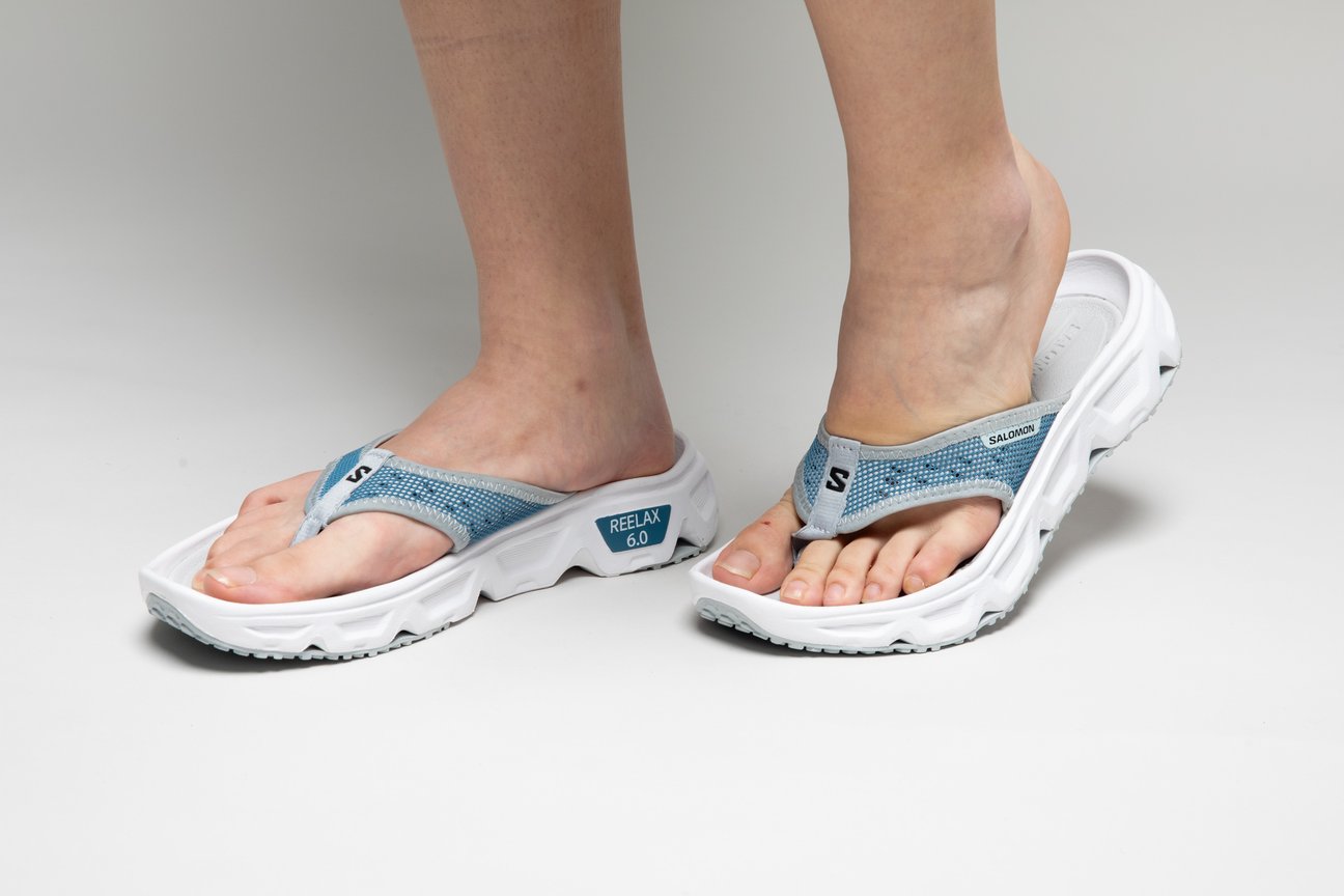 グレーのサンダルを履いた足
