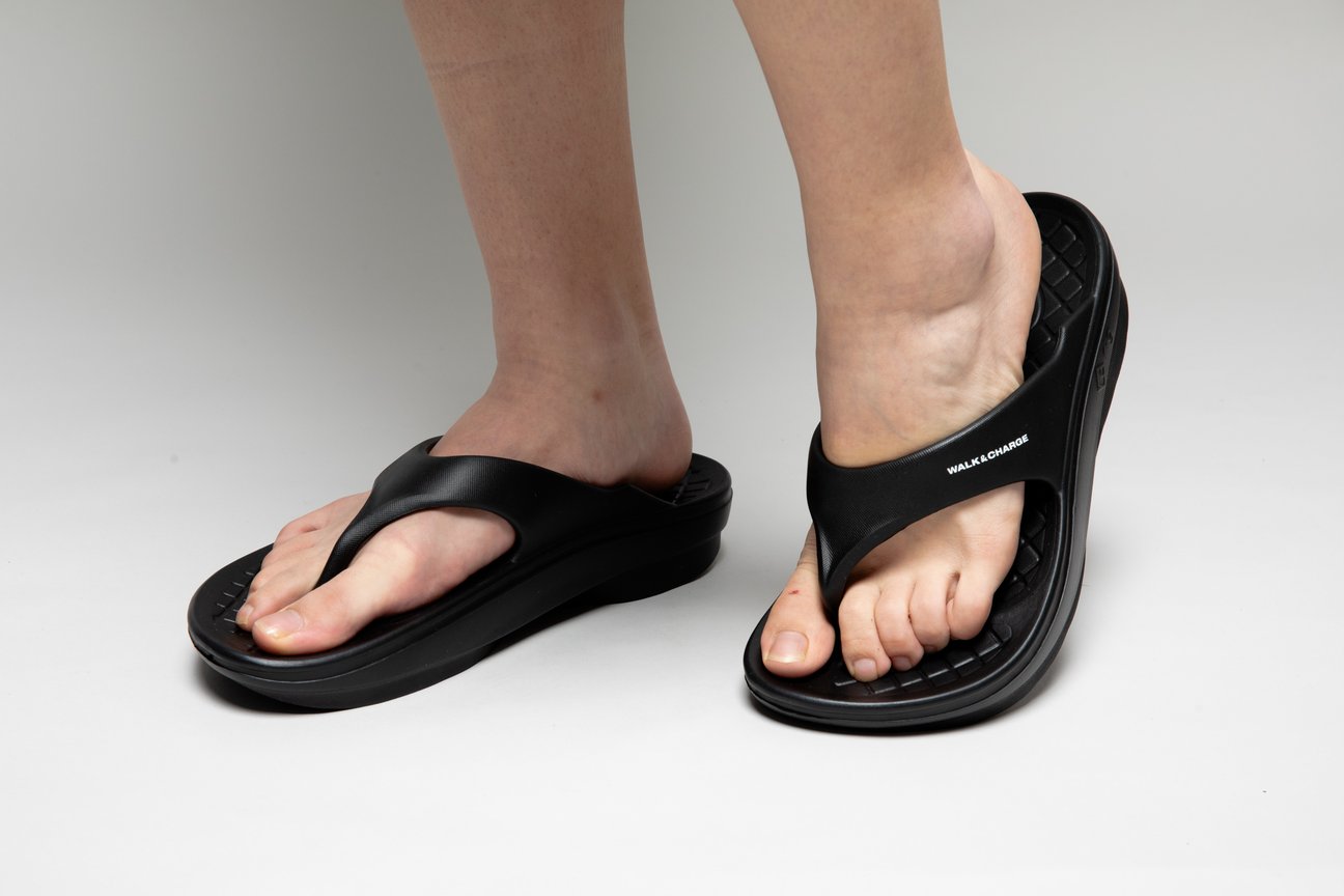 サンダルを履いた足