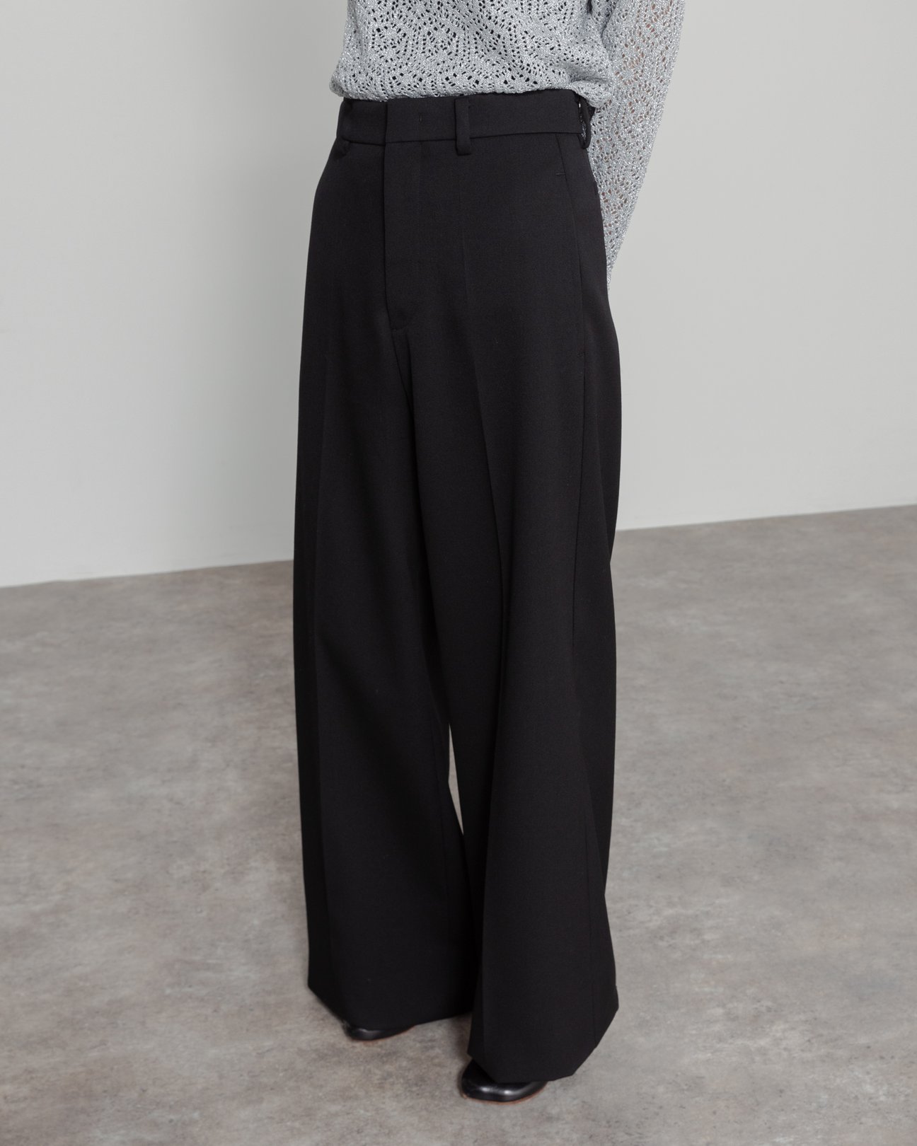 ブラックのパンツを着用した女性モデル