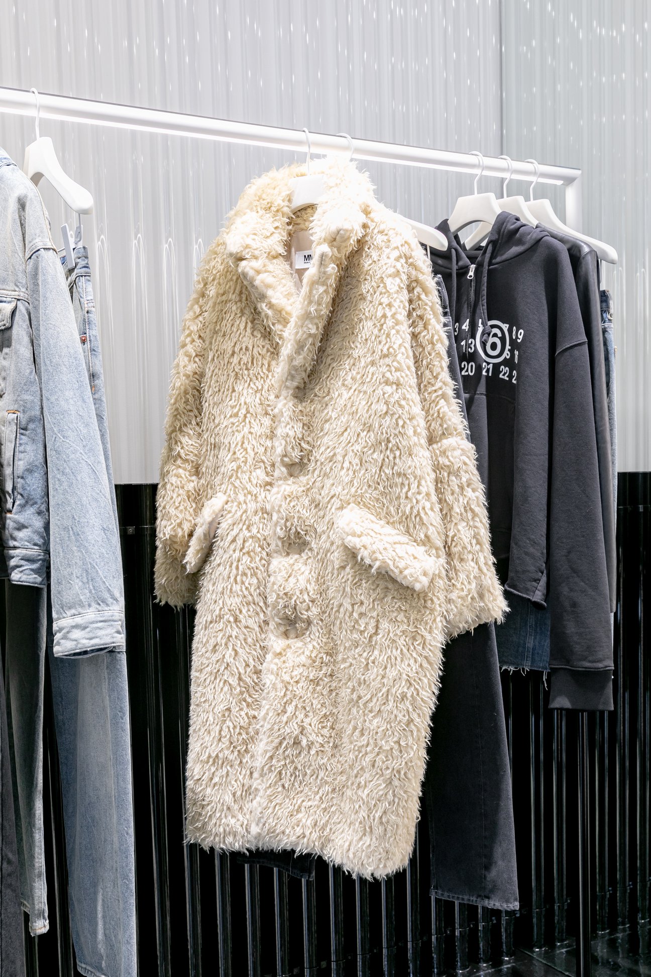 エコファー素材のロングコート(23万8700円)※限定アイテム