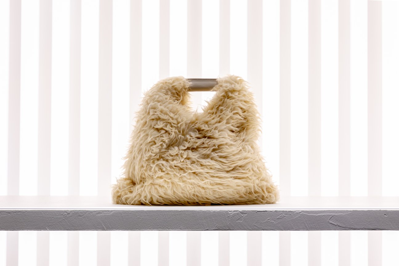 エコファー素材の「ジャパニーズ」バッグ(H32×W32×D2cm、7万400円)※先行発売アイテム