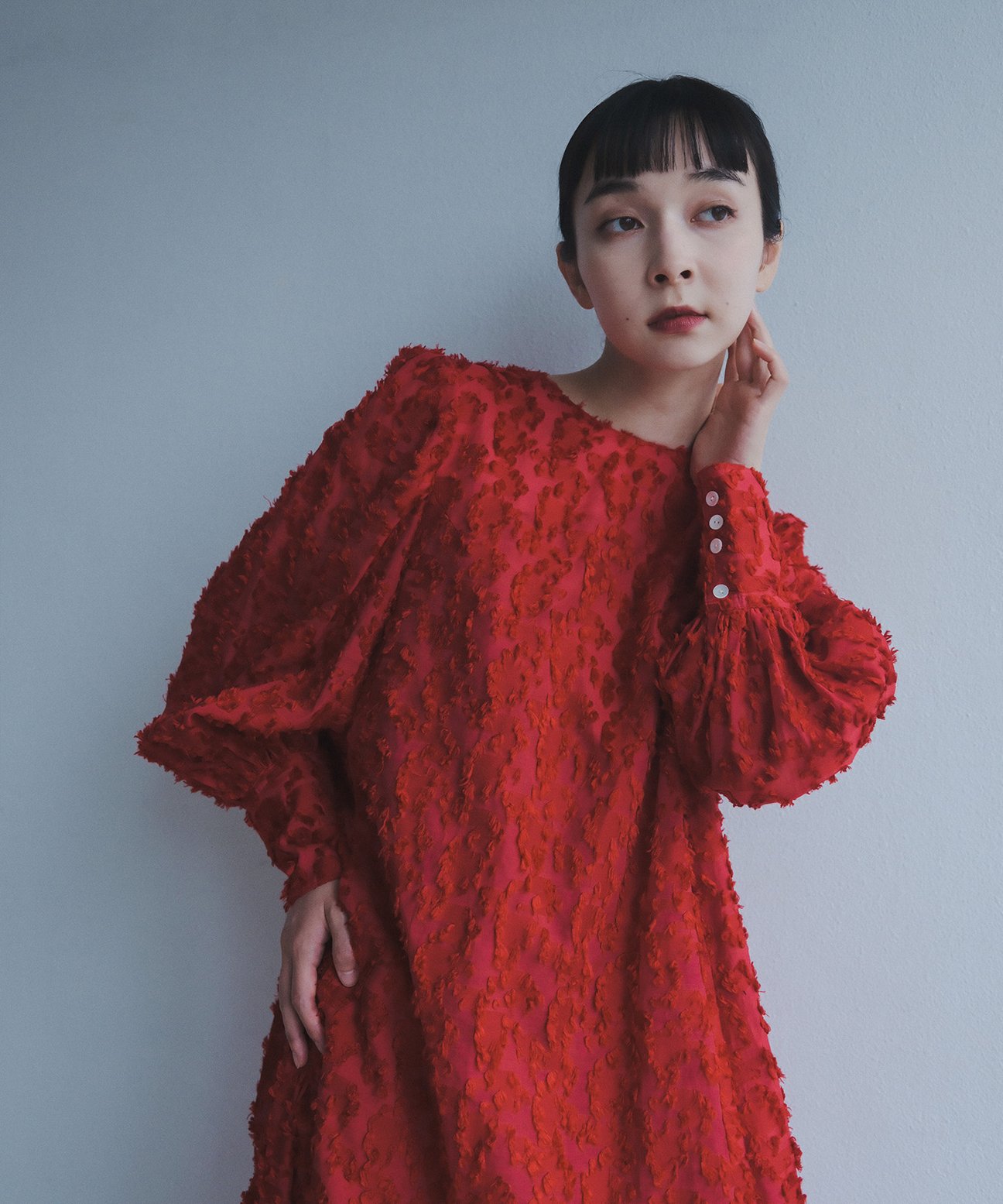 女性モデルを起用したブランドルック