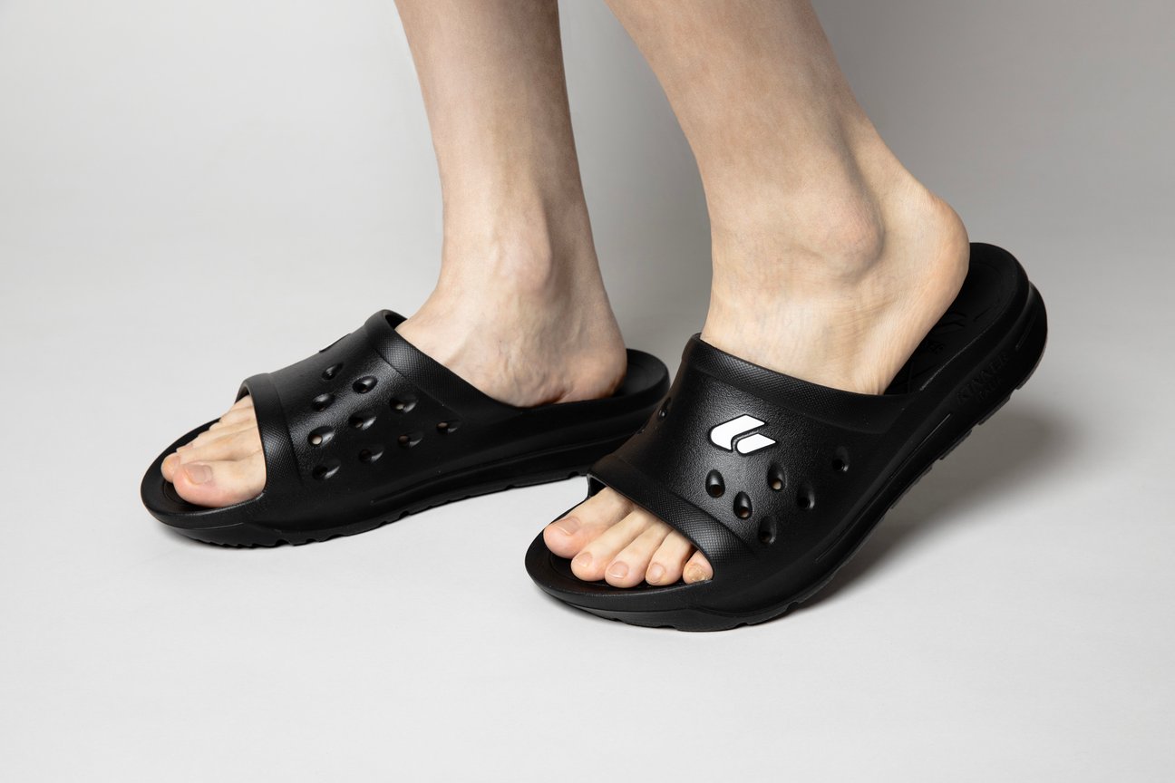 サンダルを履いた足
