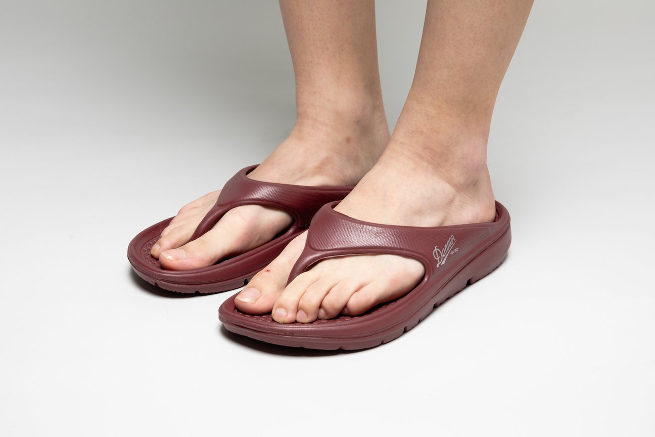 サンダルを履いた足