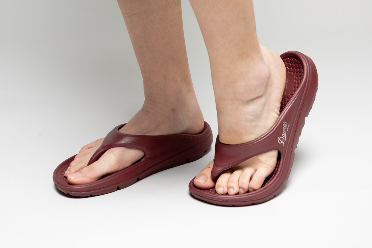 サンダルを履いた足