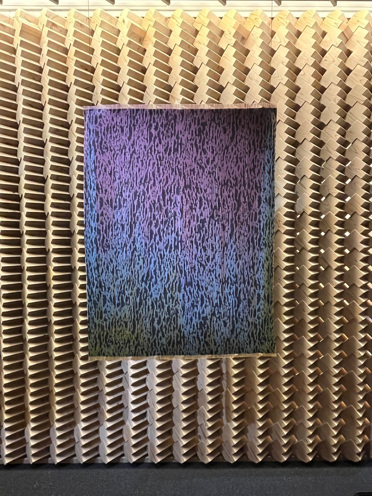展示されたカラフルなテキスタイル
