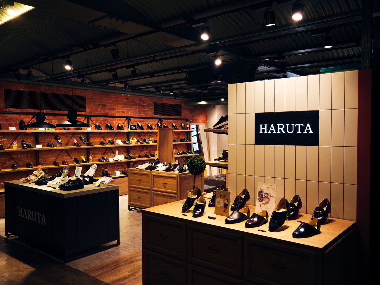 ハルタ横浜赤レンガ倉庫店の内観