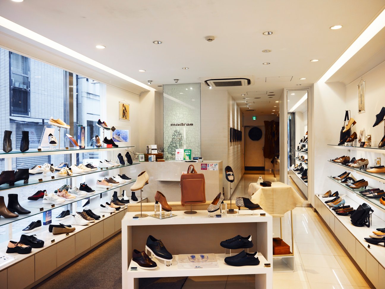 マドラス銀座展の内装