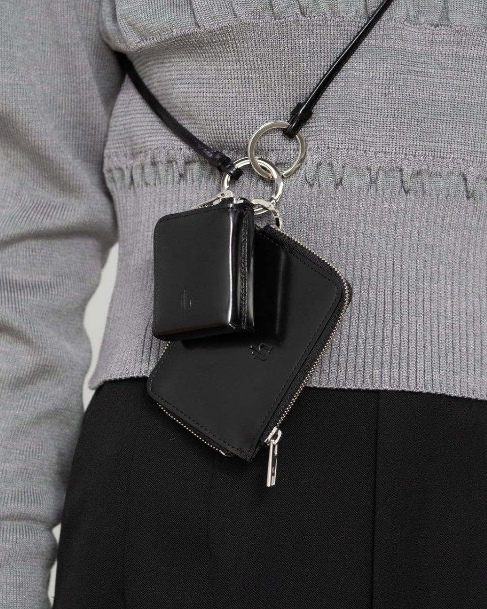 ネックレスに繋がった2つの財布