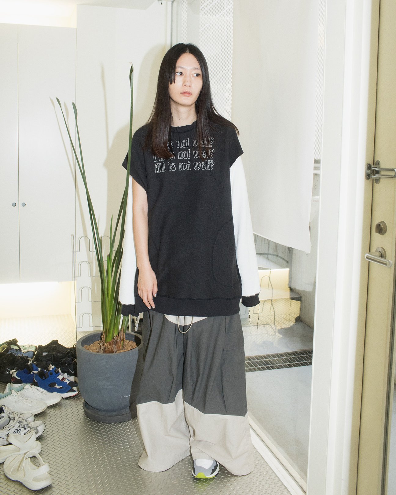 パーカーを着用した女性のルック画像。