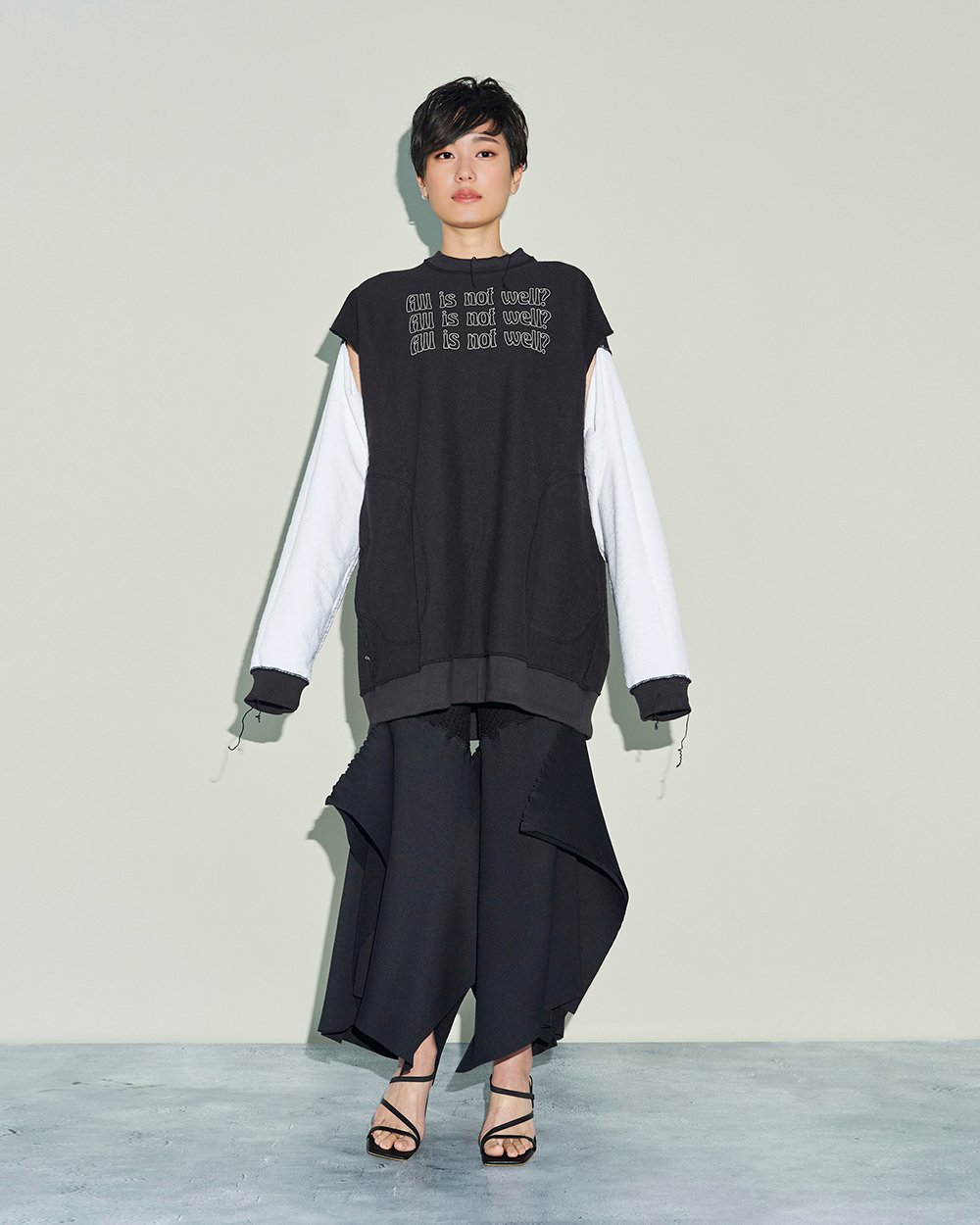 パーカーを着用した女性。