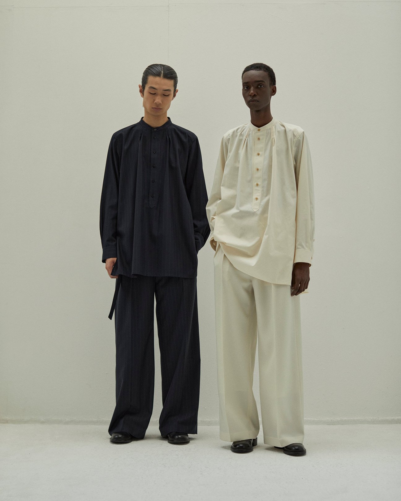 白いシャツと黒いシャツを着た二人の男性モデル