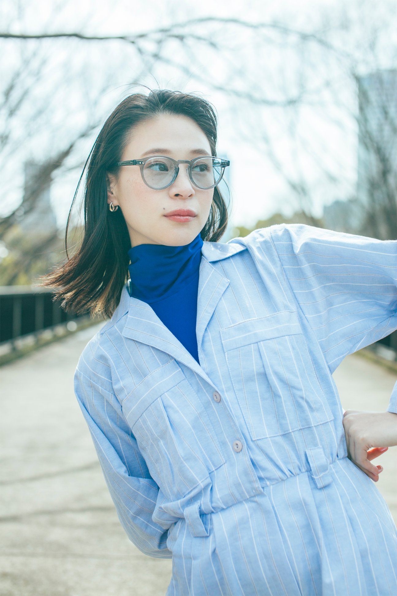 サングラスを掛ける女性モデル