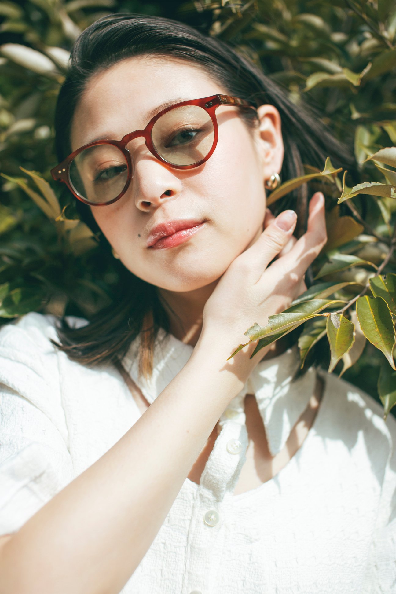 サングラスを掛ける女性モデル