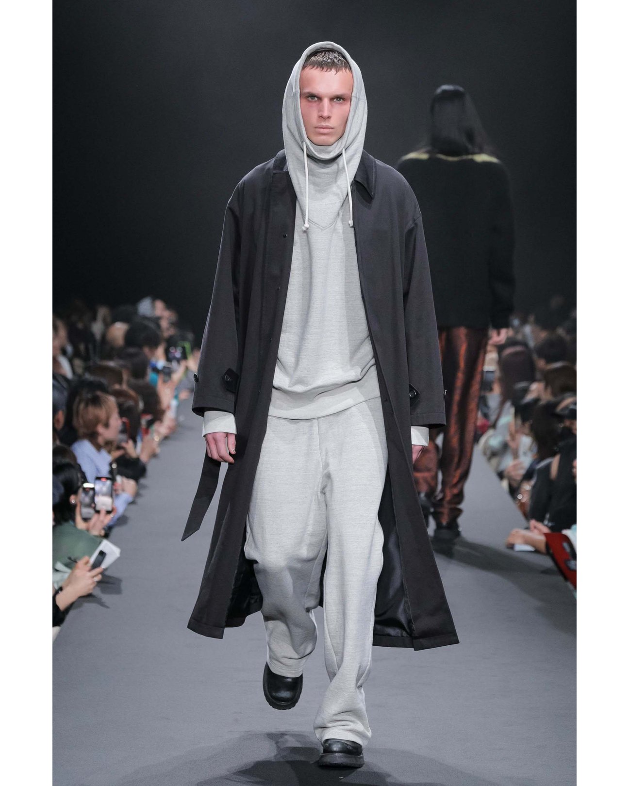 男性のショールック。コートとのスタイリング。