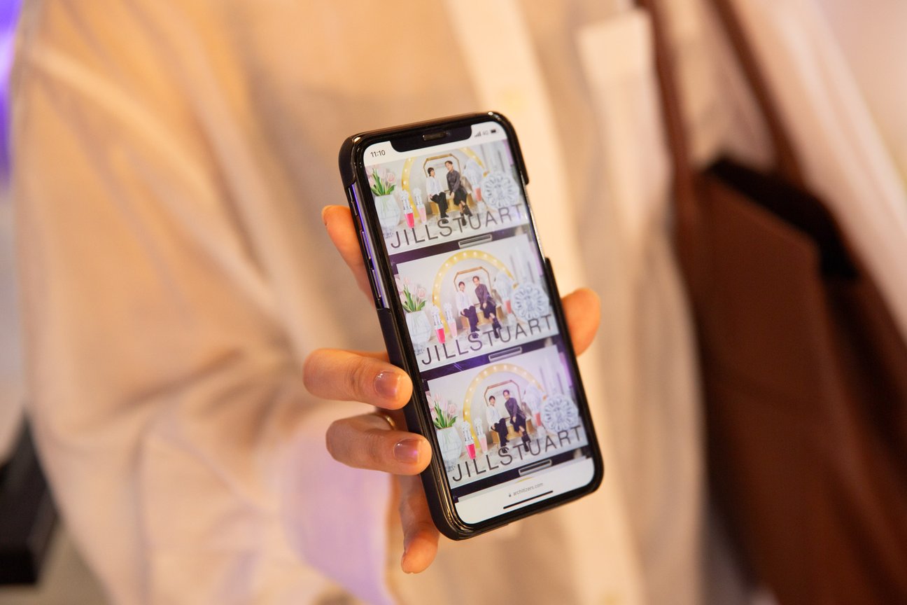 スマートフォンを手にもつ写真