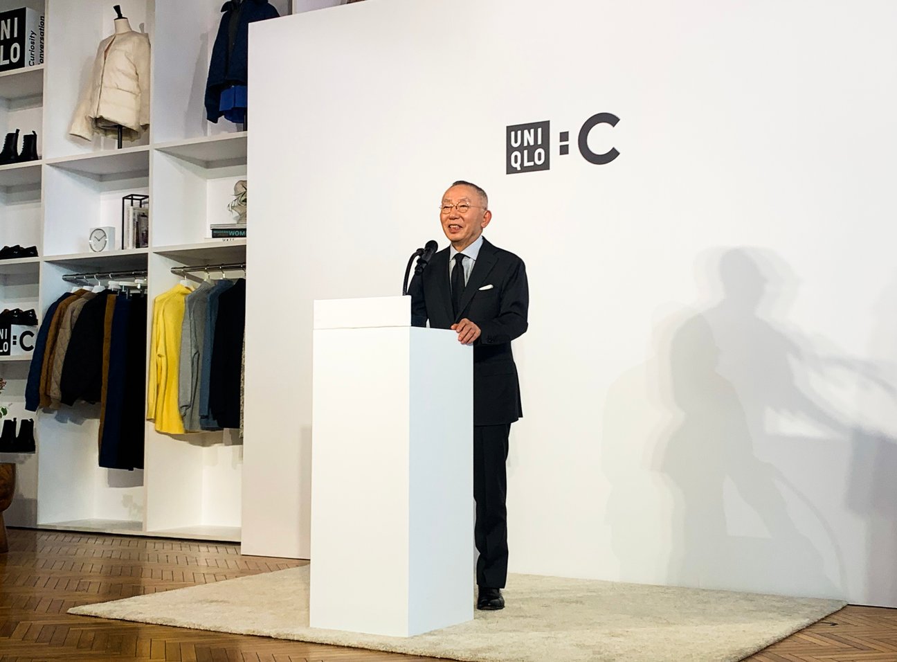 「ユニクロ : シー」ローンチ記者発表会が開催、柳井正会長とクレア?ワイト?ケラーが登場