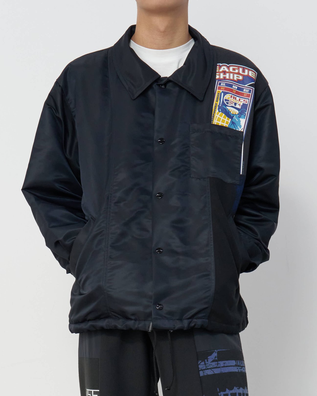 コーチジャケットを着る男性モデル