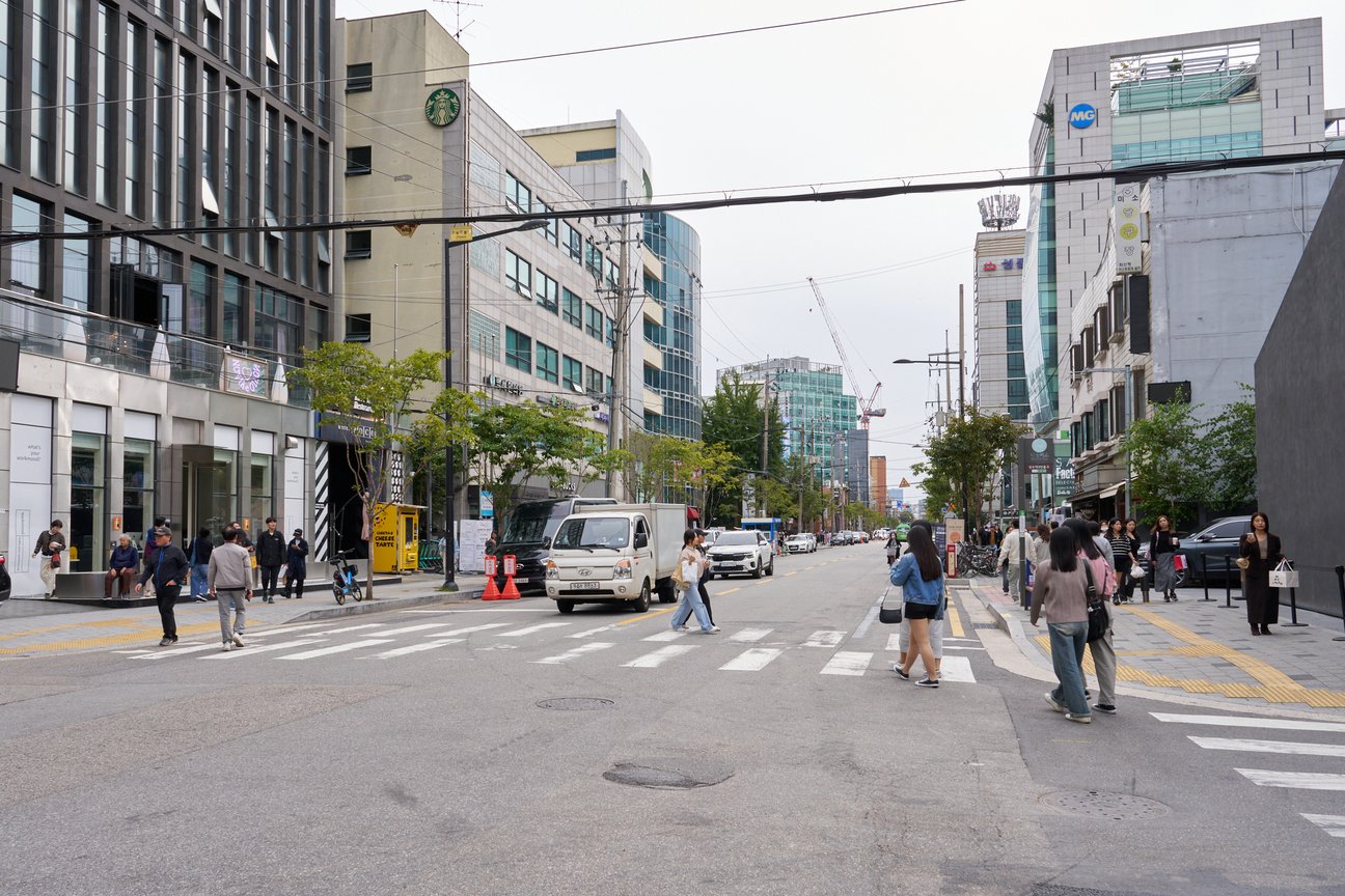 韓国ではバッグにぬいぐるみがトレンドに?流行の中心地?ソウルでリアルなトレンドを調査