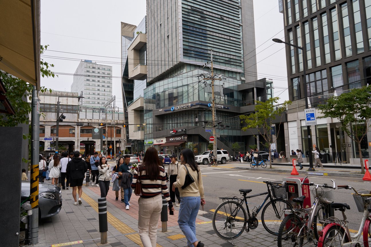 韓国ではバッグにぬいぐるみがトレンドに?流行の中心地?ソウルでリアルなトレンドを調査