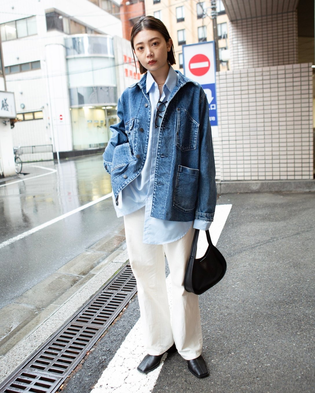 デニムジャケットを着用した女性モデル