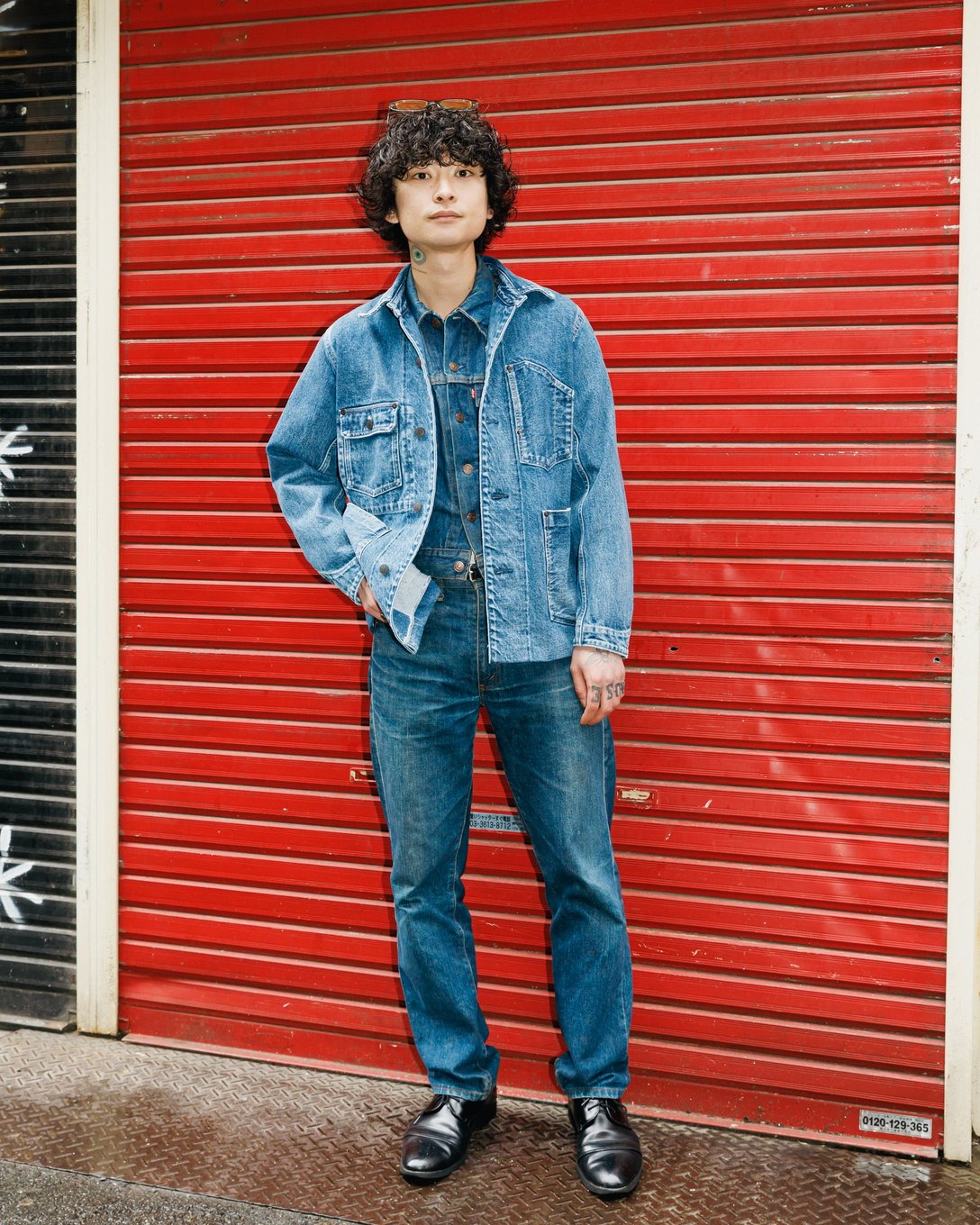 デニムジャケットを着用した男性モデル