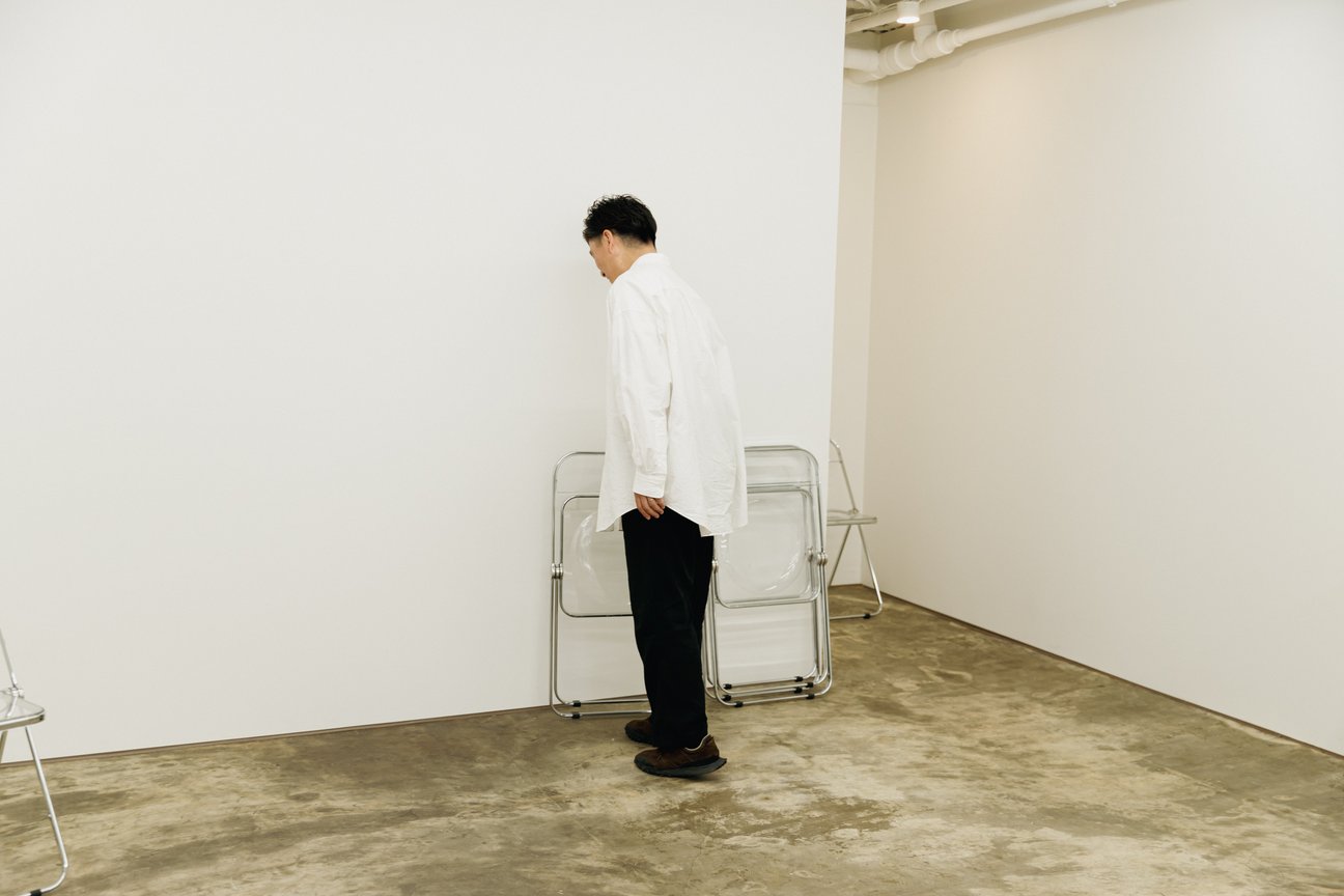 椅子を持つ男性モデル