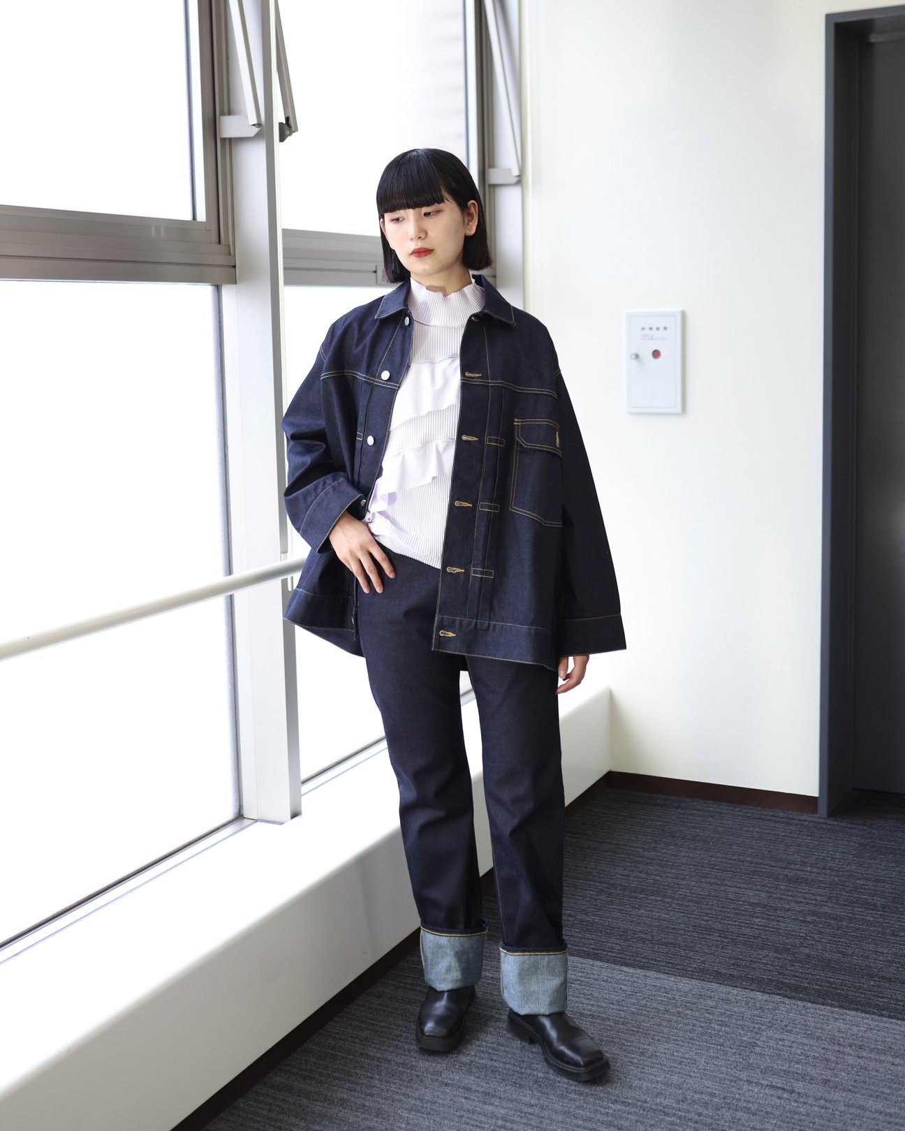 ビューティフルピープルのデニムを着用した女性モデル