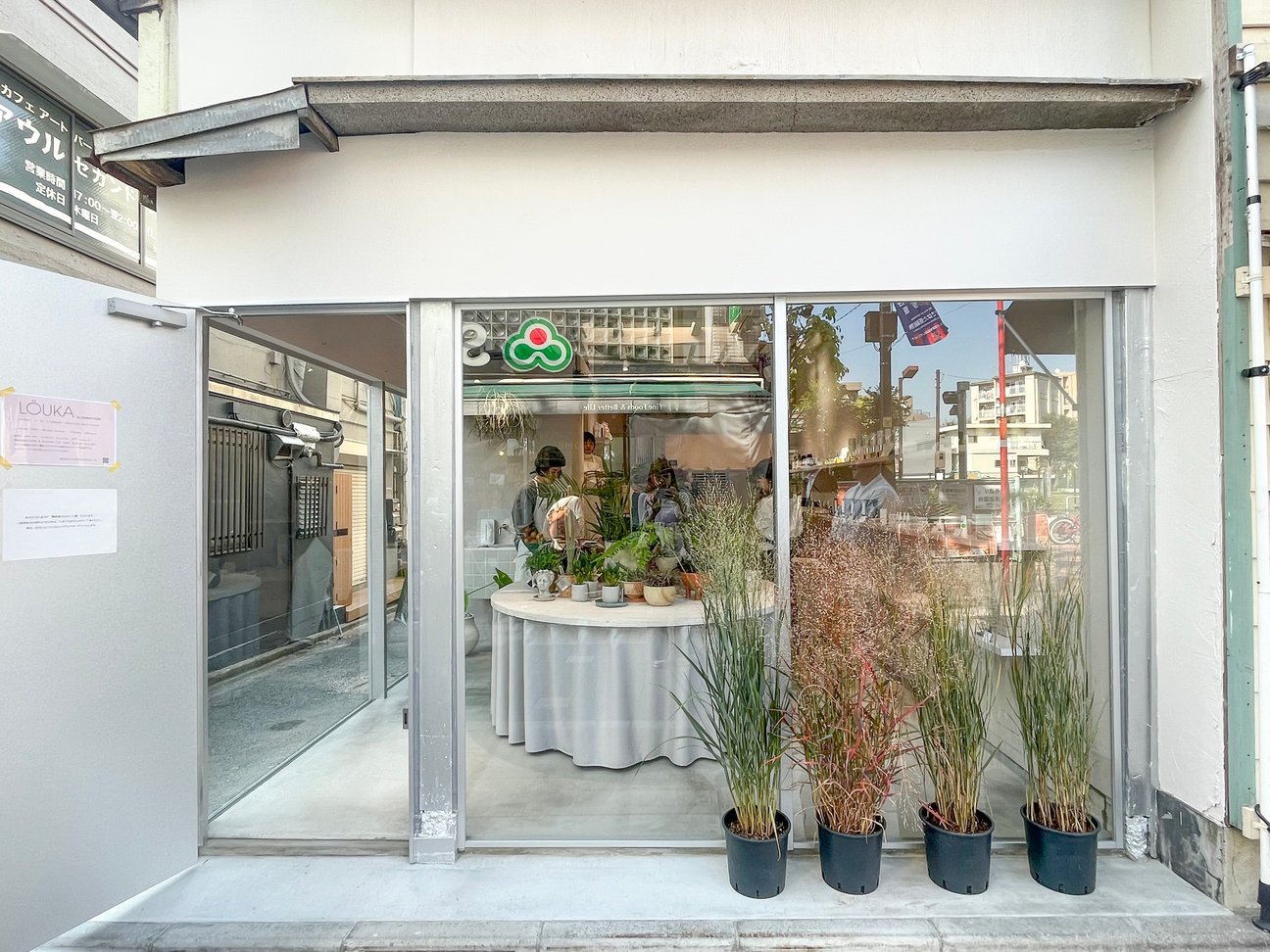 ロウカの店内