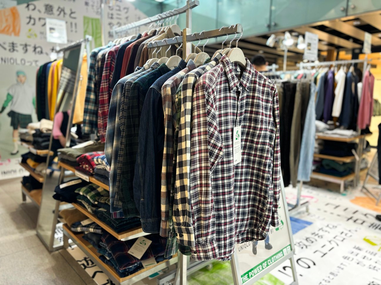 90年代に使われていた「紺タグ」のアイテムも、ユニクロが古着販売を始めたワケ