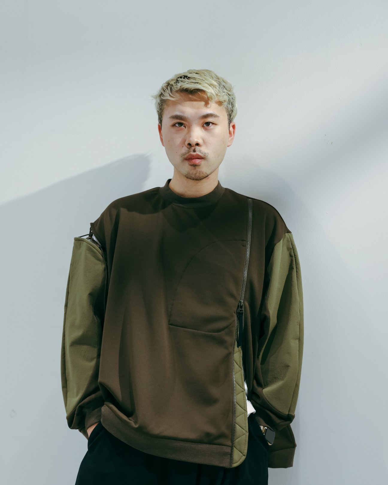 男性モデルの胸元アップ