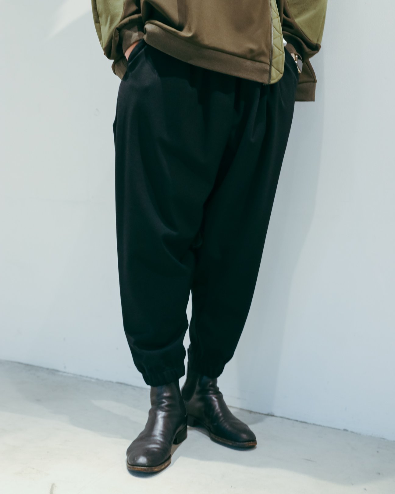 男性モデルの足元アップ