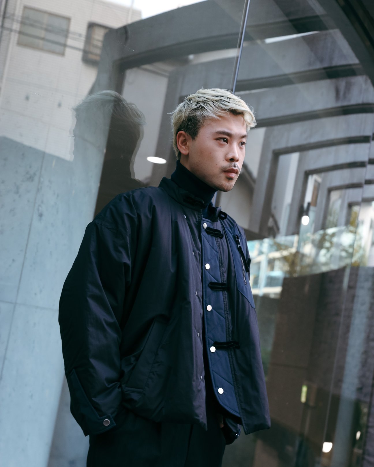 男性モデルの上半身アップ