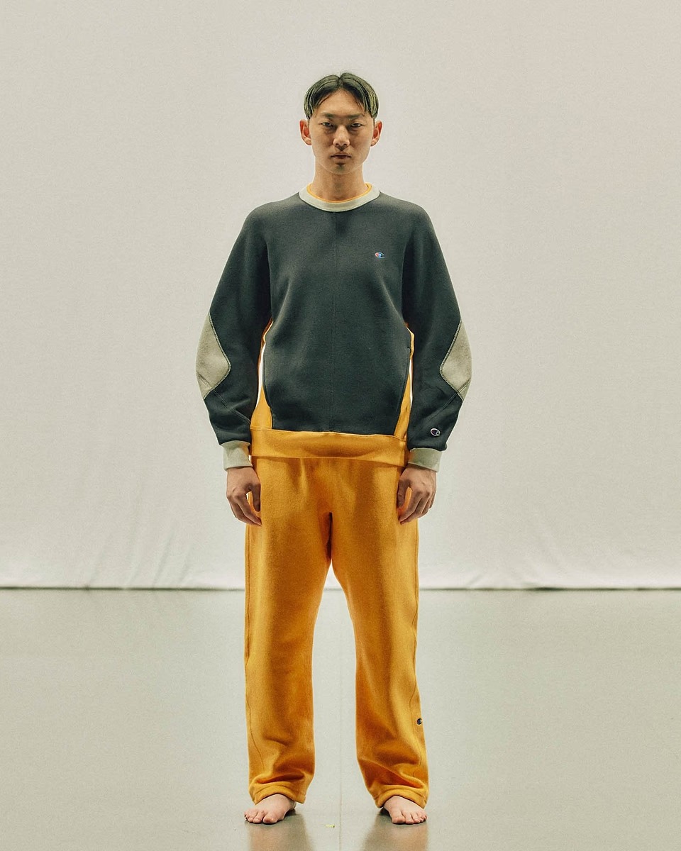 スウェットのセットアップを着用した男性。