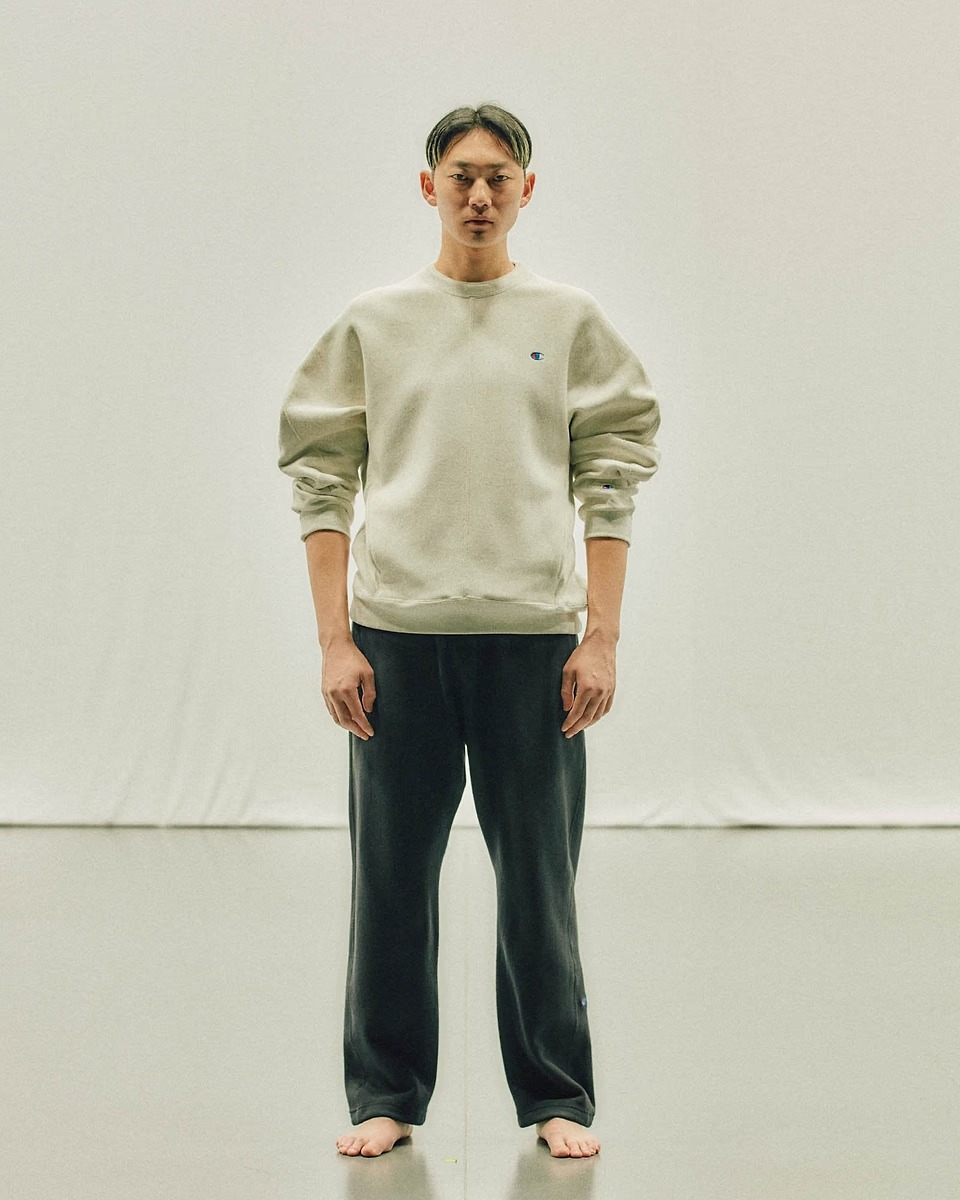 スウェットのセットアップを着用した男性。