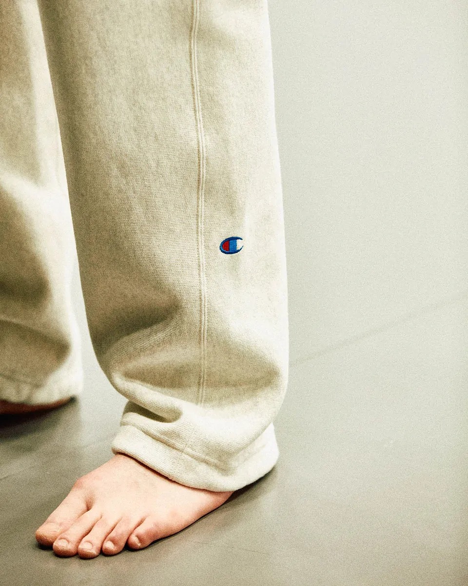 スェットパンツの足元。チャンピオンのマークの刺繍。