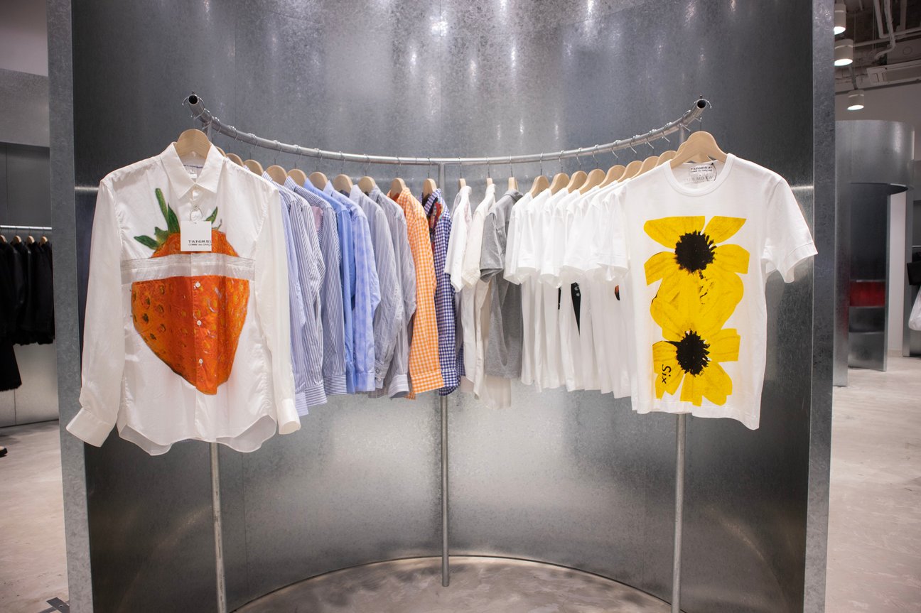ヴィジュアルマガジン「Six」のグラフィックをあしらったTシャツ