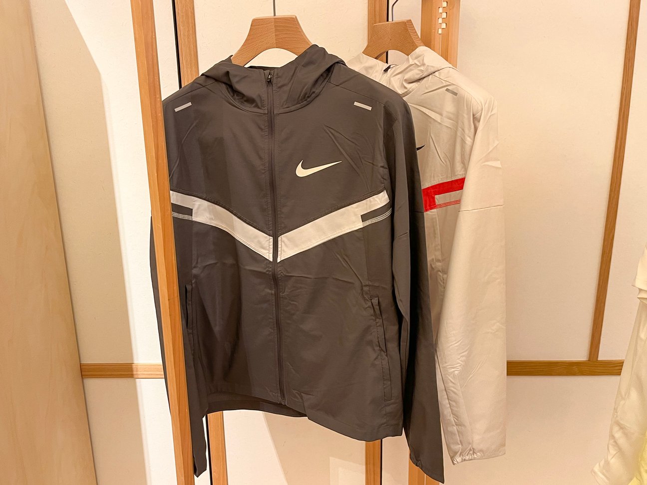 黒と白のジャケット