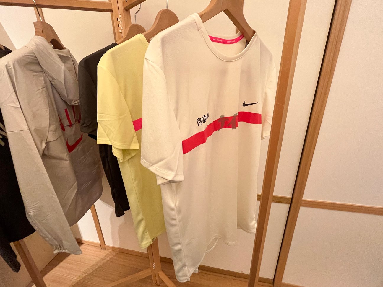 白と黄緑、黒のTシャツ