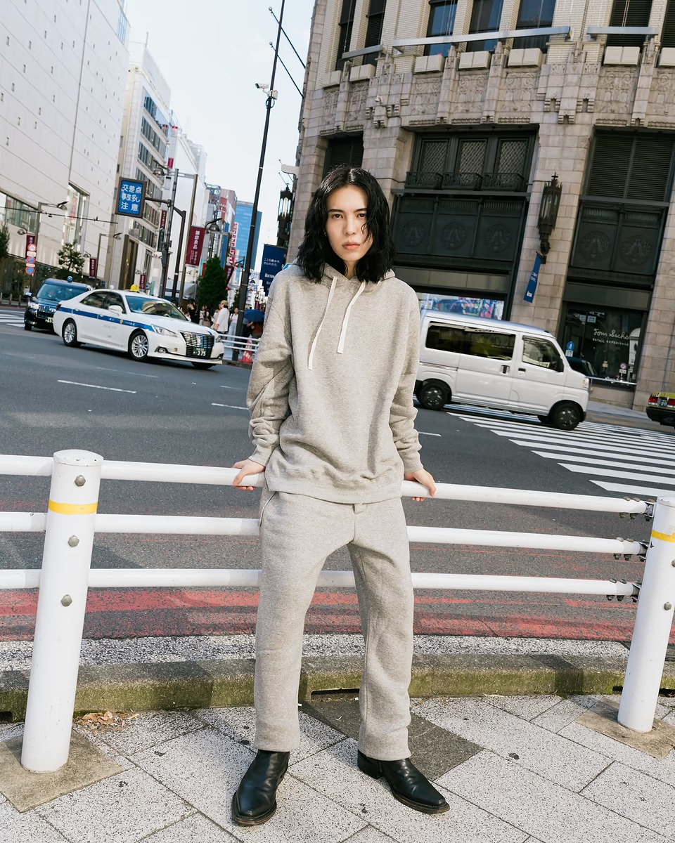 スウェットのセットアップを着用した女性。