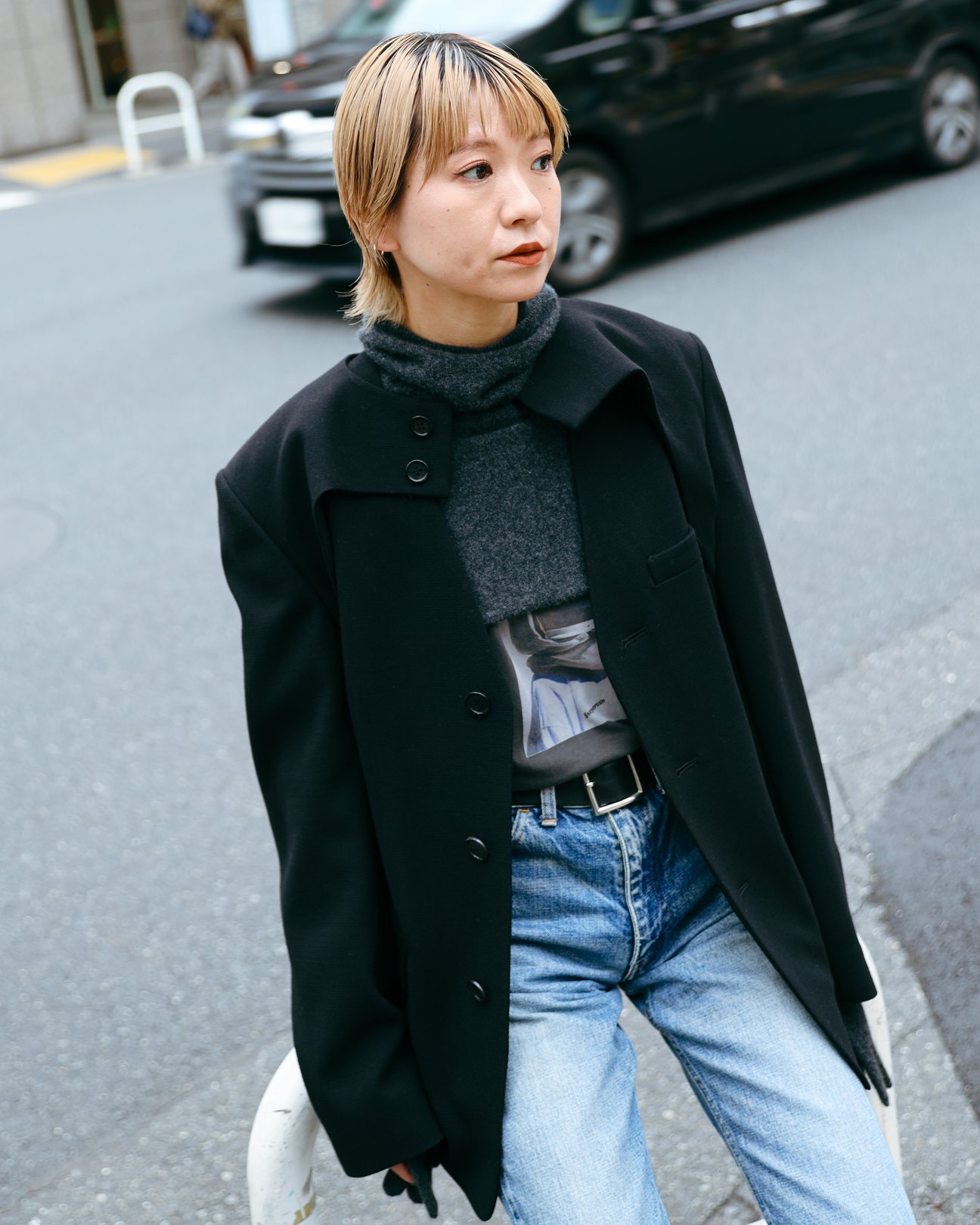 アンスクリアのデニムパンツを穿いた女性モデル