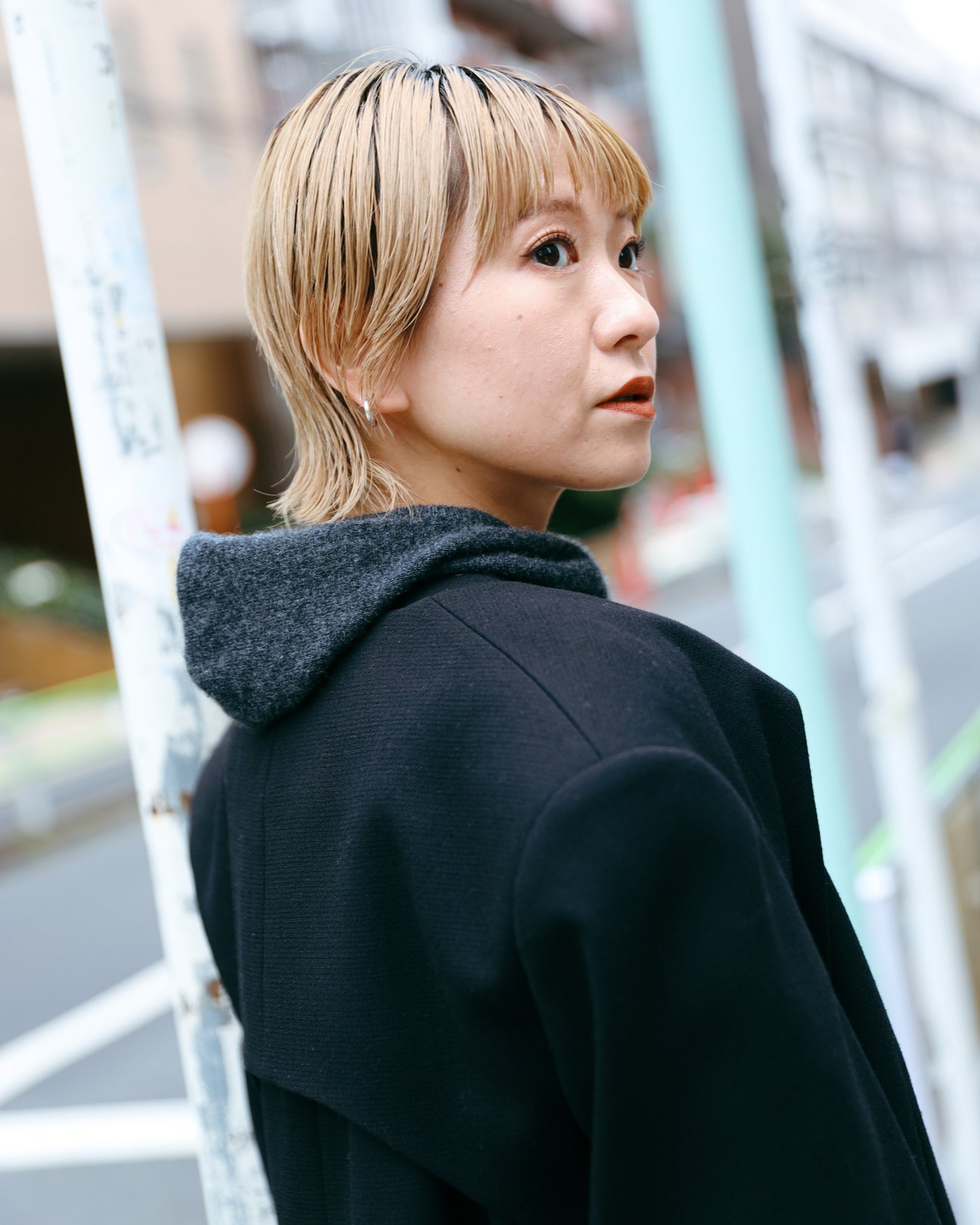 アンスクリアのデニムパンツを穿いた女性モデル