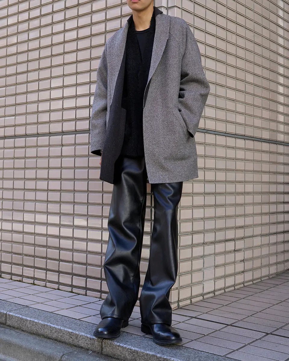 ポステレガントのリバーガウンコートを着た男性モデル