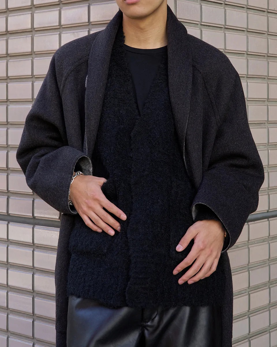 ポステレガントのリバーガウンコートを着た男性モデル