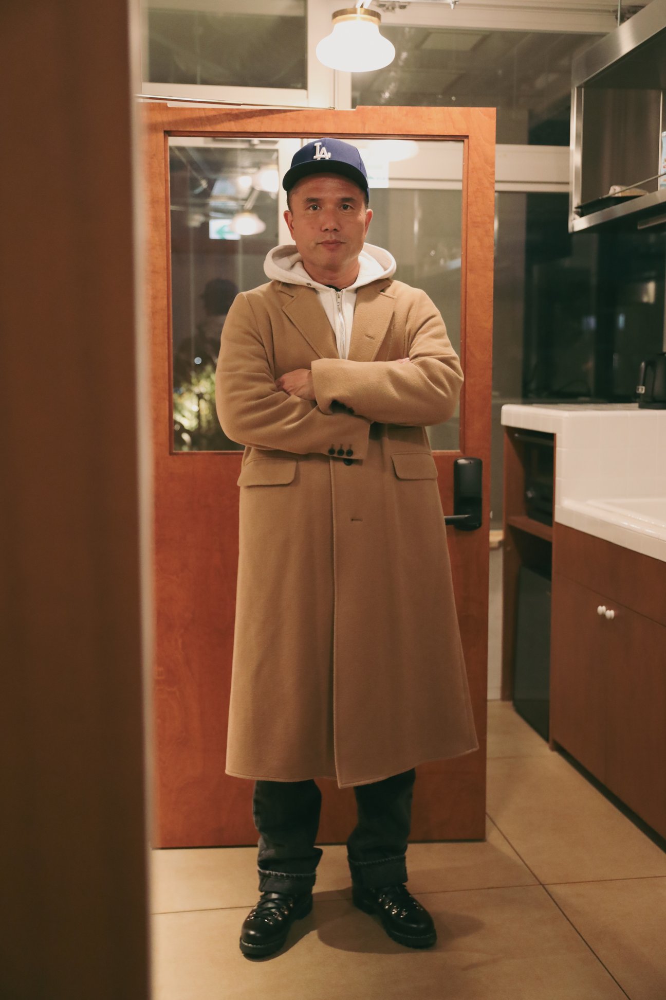 サンシーのコートを着る梶雄太