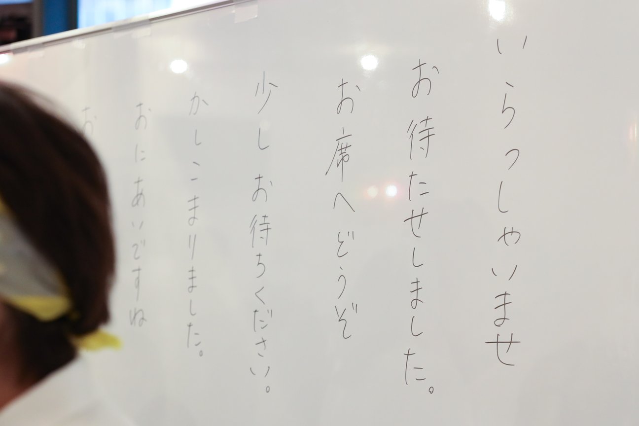 手話のレクチャーの様子
