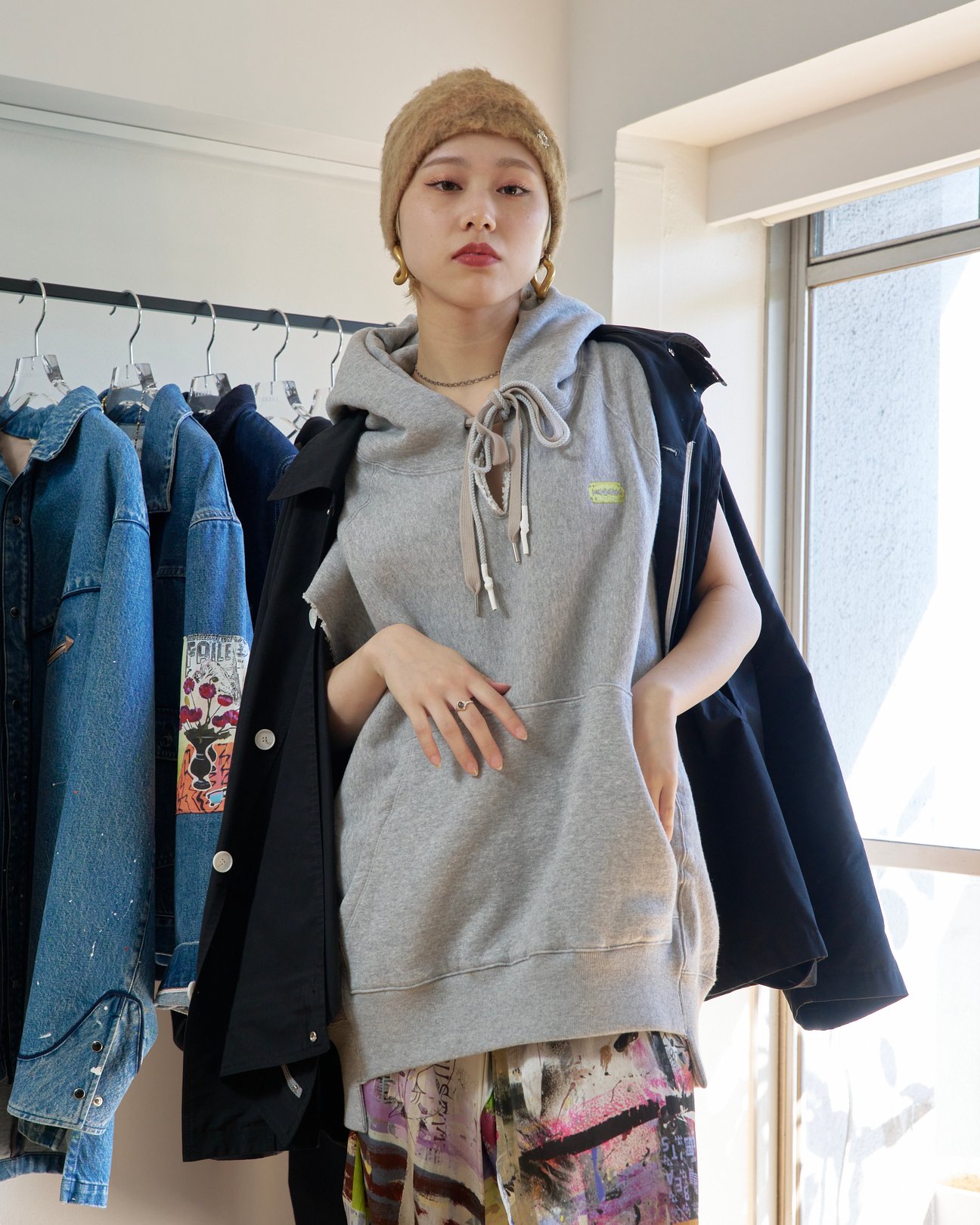 フーディーを着た女性モデル
