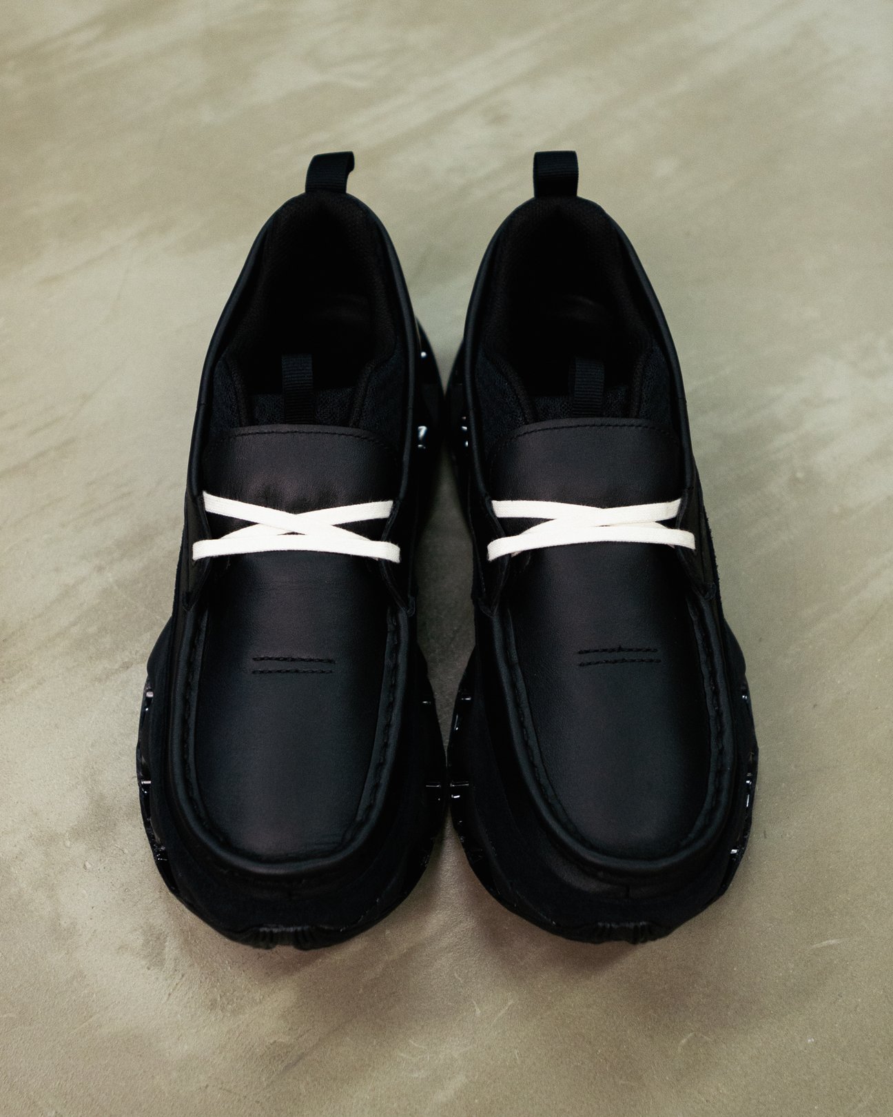 黒いスニーカー
